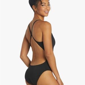 Chic Black Cross-Back One-Piece Swimsuit 40/0102